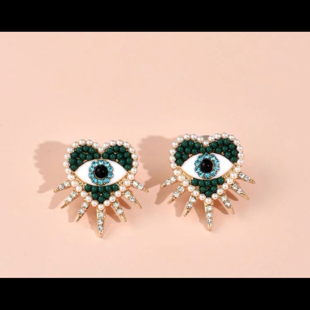 Green Heart Eye Studd Earrings